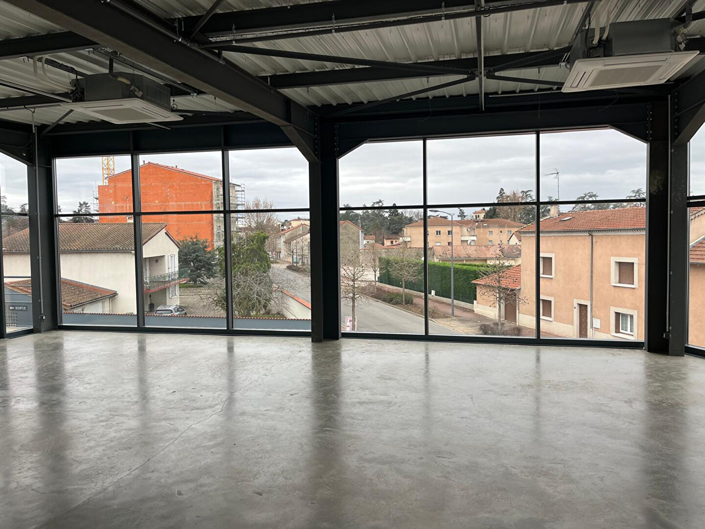 LOCATION - Local - VEAUCHE (42340) - 1490 €