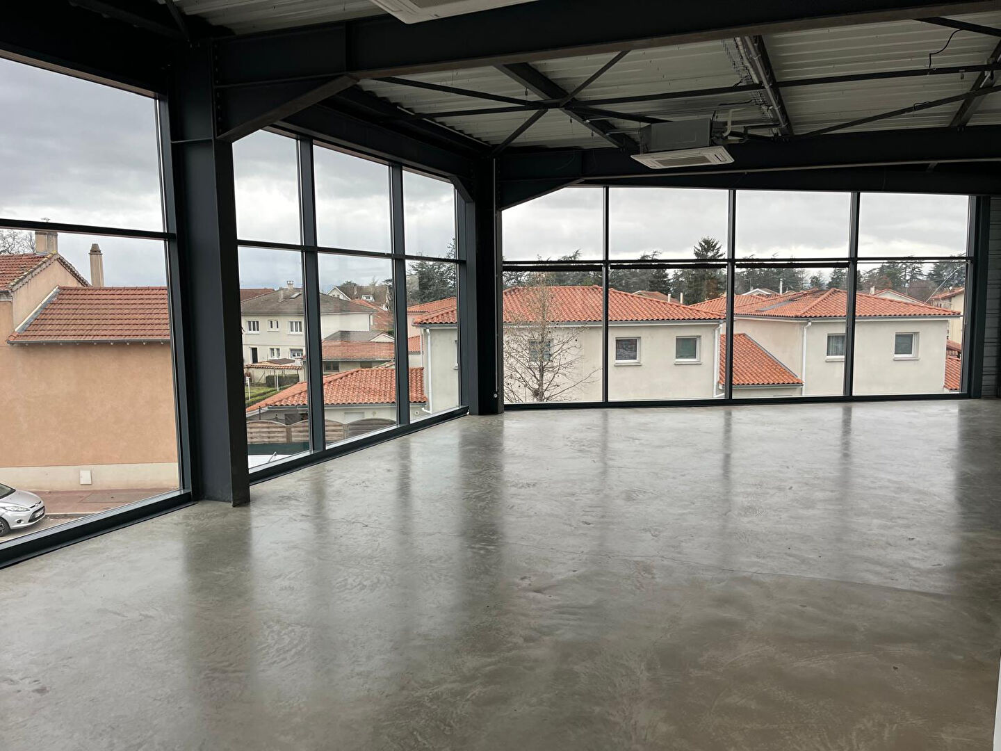 LOCATION - Local - VEAUCHE (42340) - 1490 €