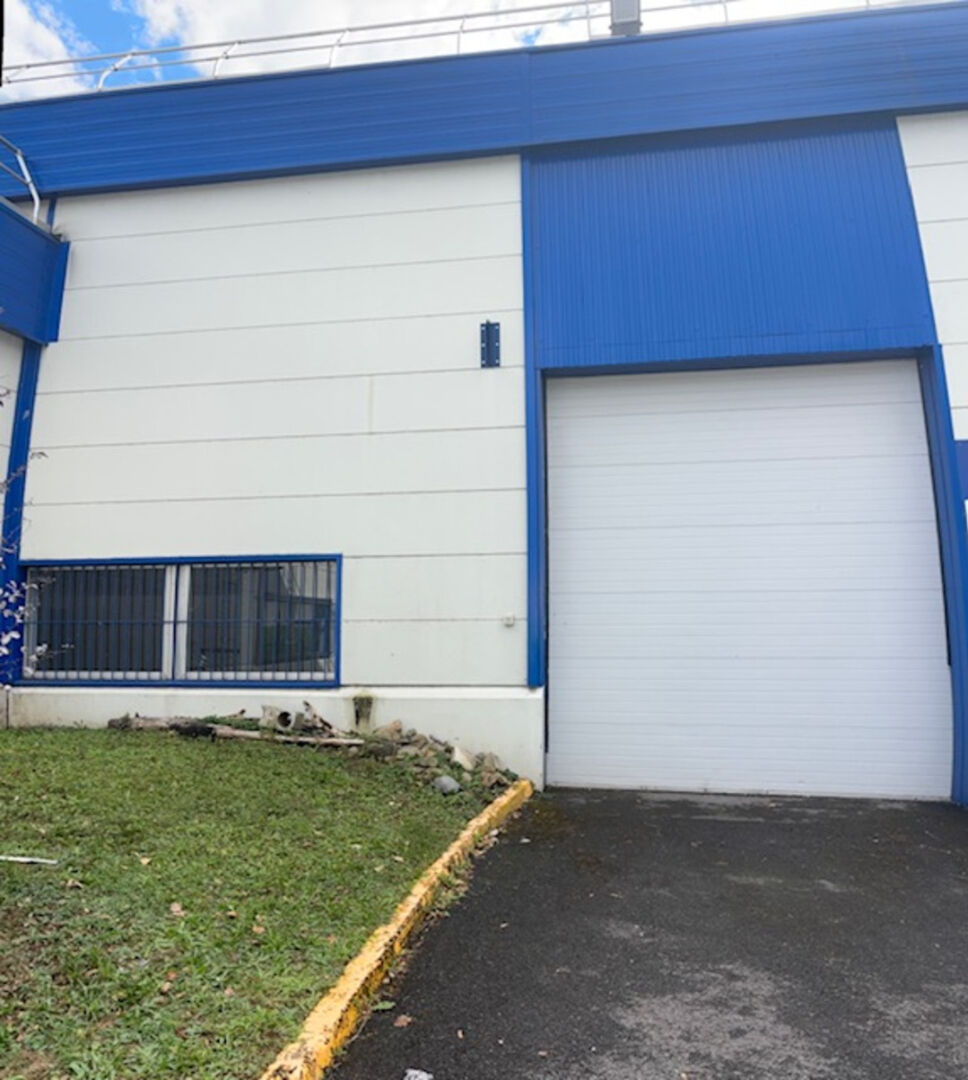 LOCATION - Local - SAINT ETIENNE (42000) - 2002 €