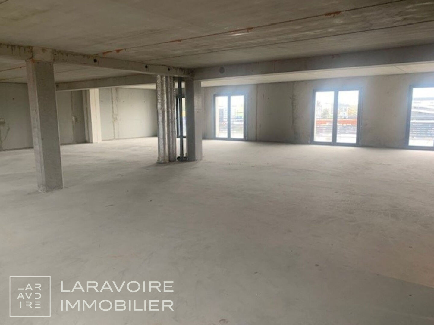 VENTE - Local - ANDREZIEUX BOUTHEON (42160) - 197000 €