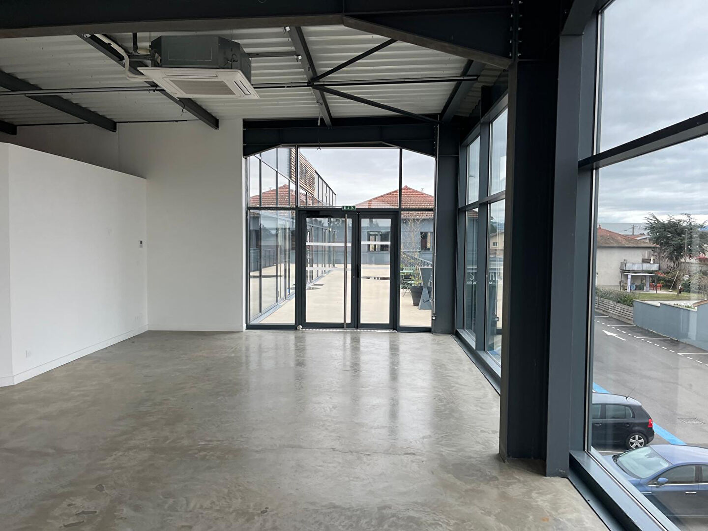 LOCATION - Local - VEAUCHE (42340) - 1490 €