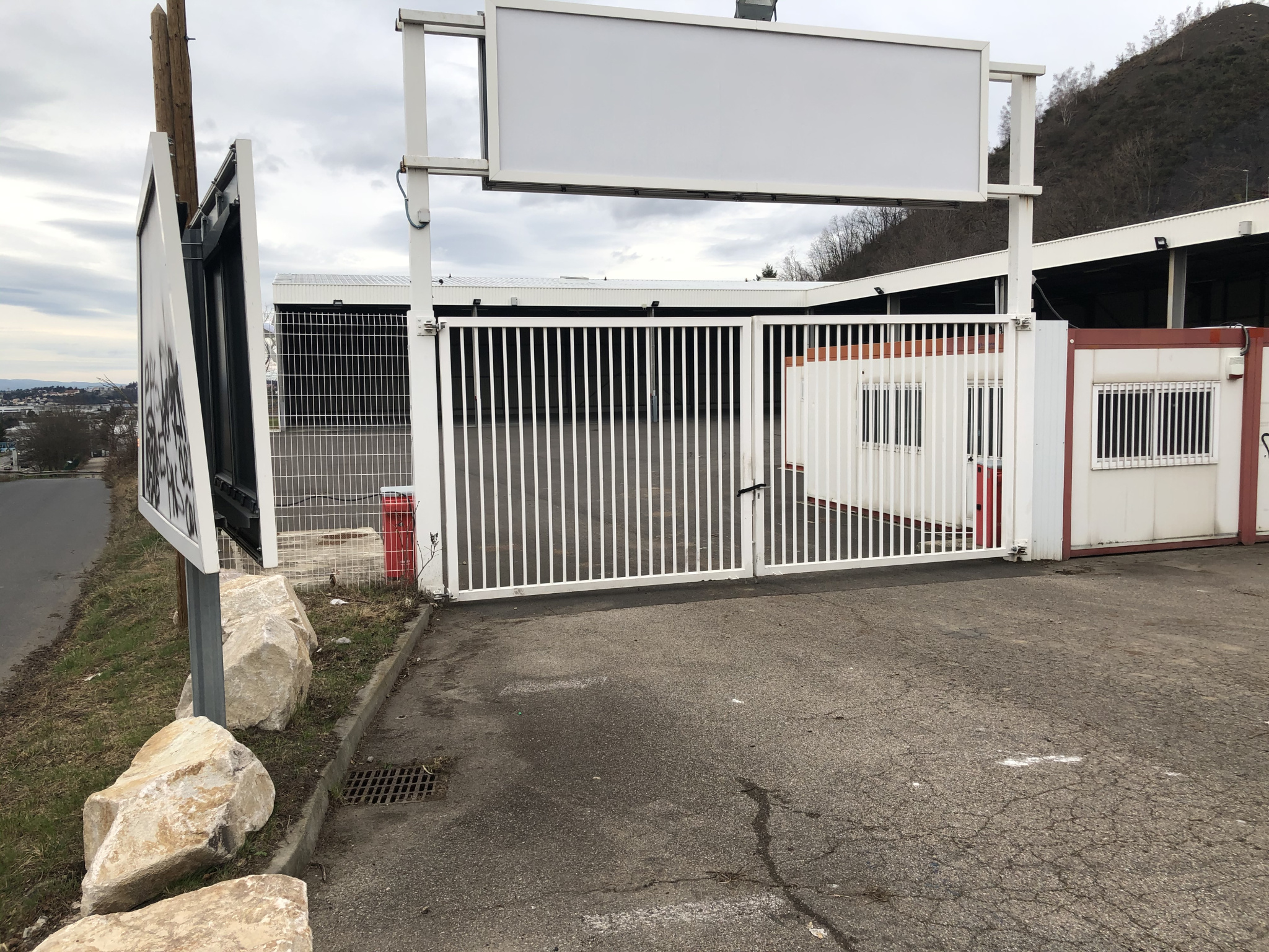 LOCATION - Local - Saint-Étienne (42100) - 10900 €