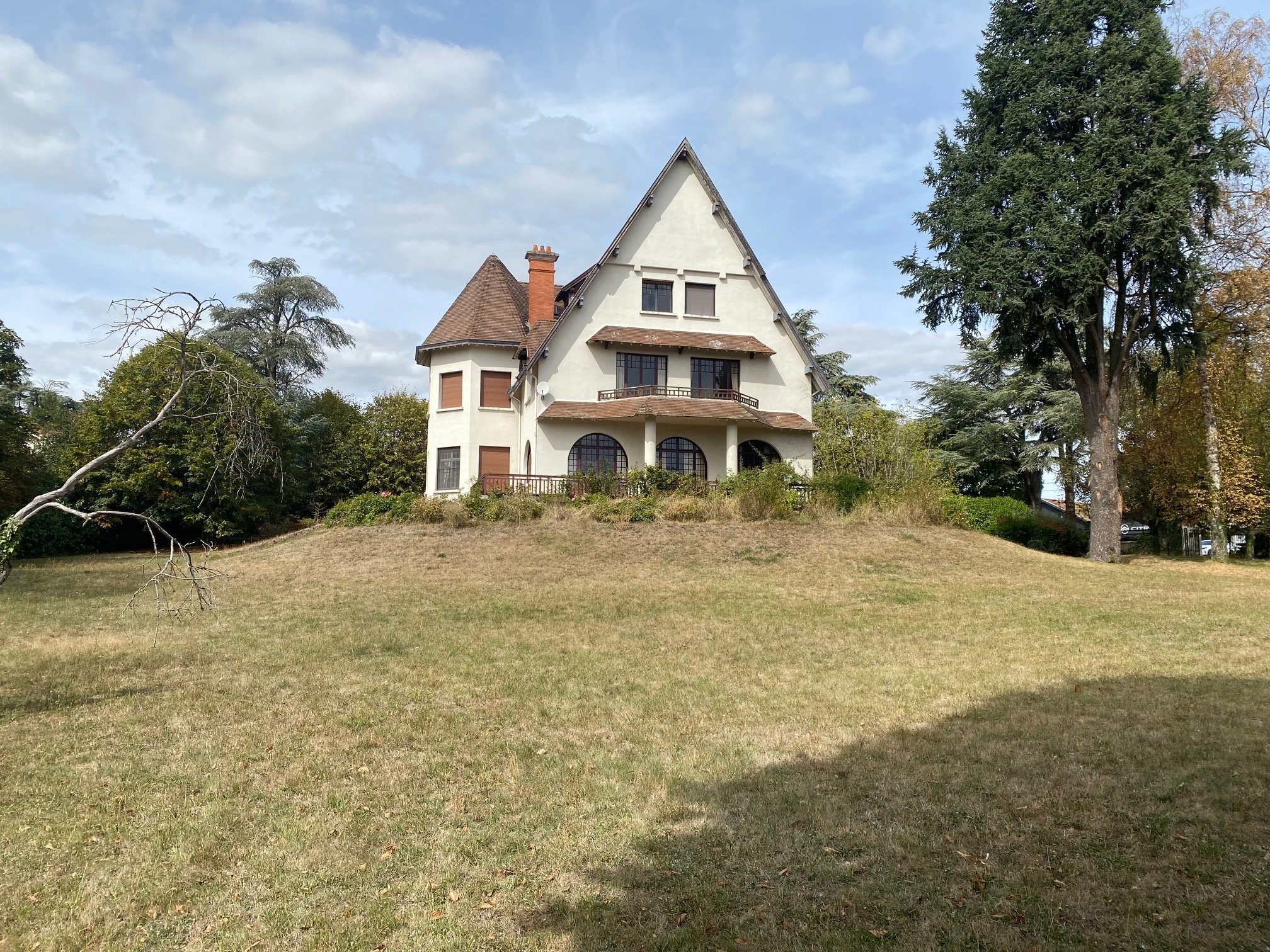 VENTE DE PRESTIGE - Maison/villa - Chazelles-sur-Lyon (42140) - 690000 €