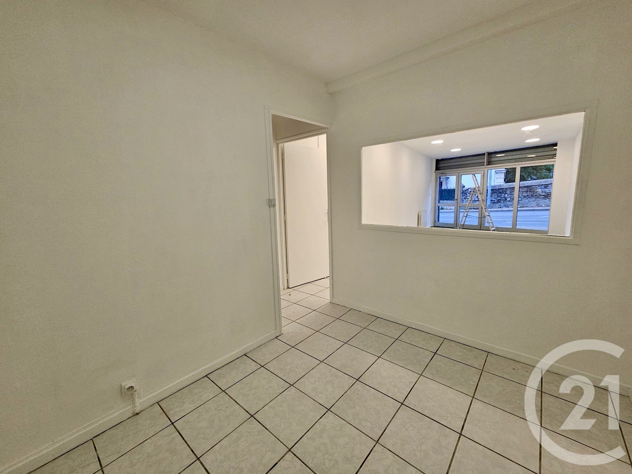 LOCATION - Commerce - ST ETIENNE (42100) - 350.0 €