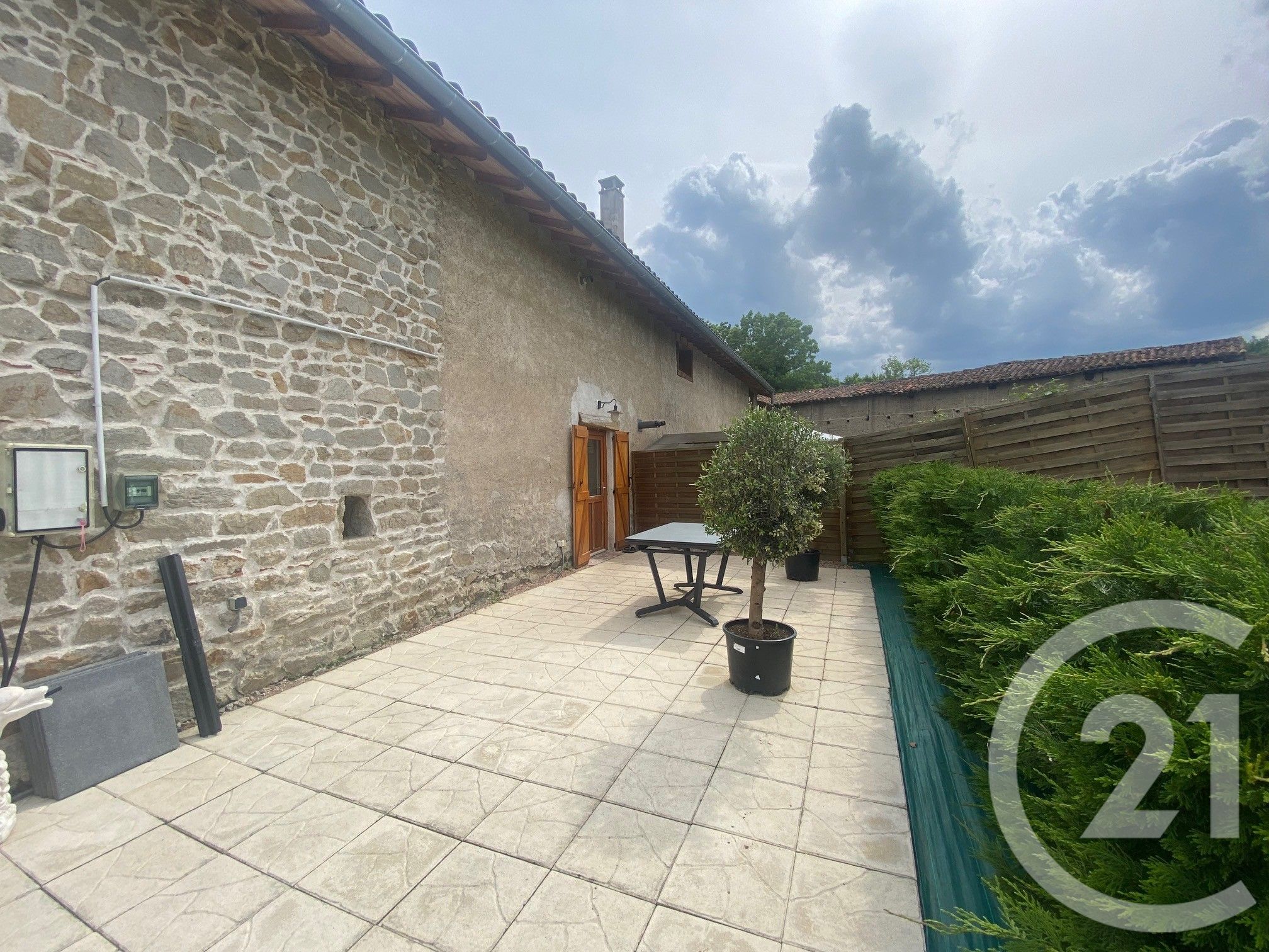 LOCATION - Maison - GREZIEUX LE FROMENTAL (42600) - 661.0 €