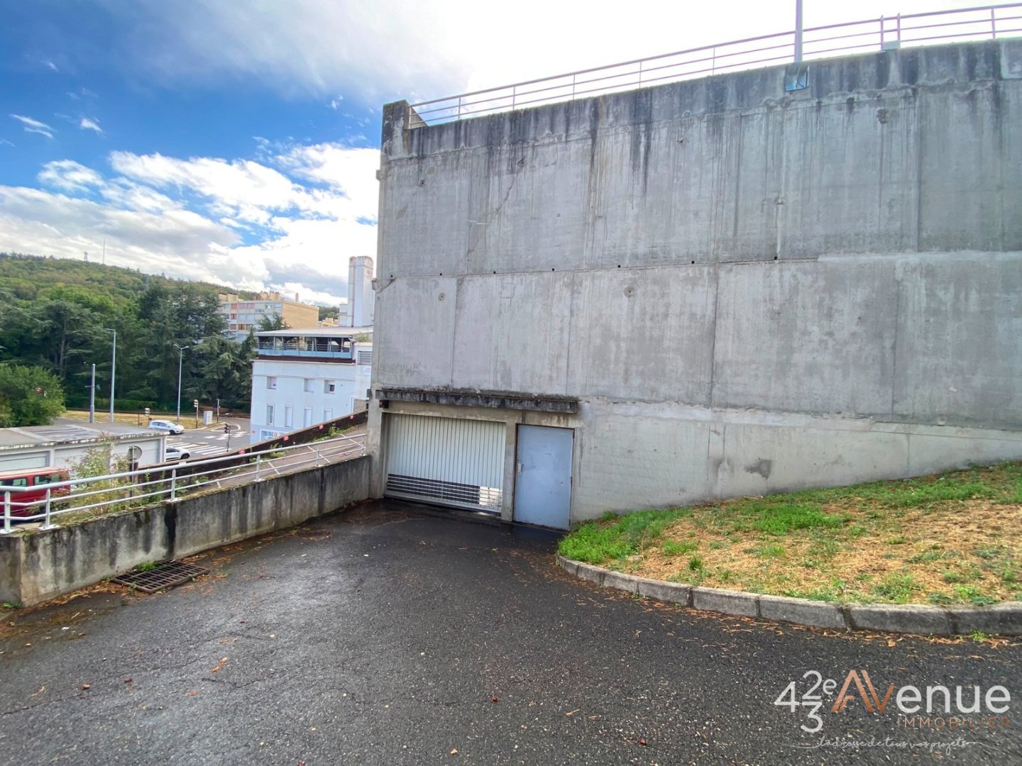 LOCATION - Parking/box - ST ETIENNE (42000) - 57 €