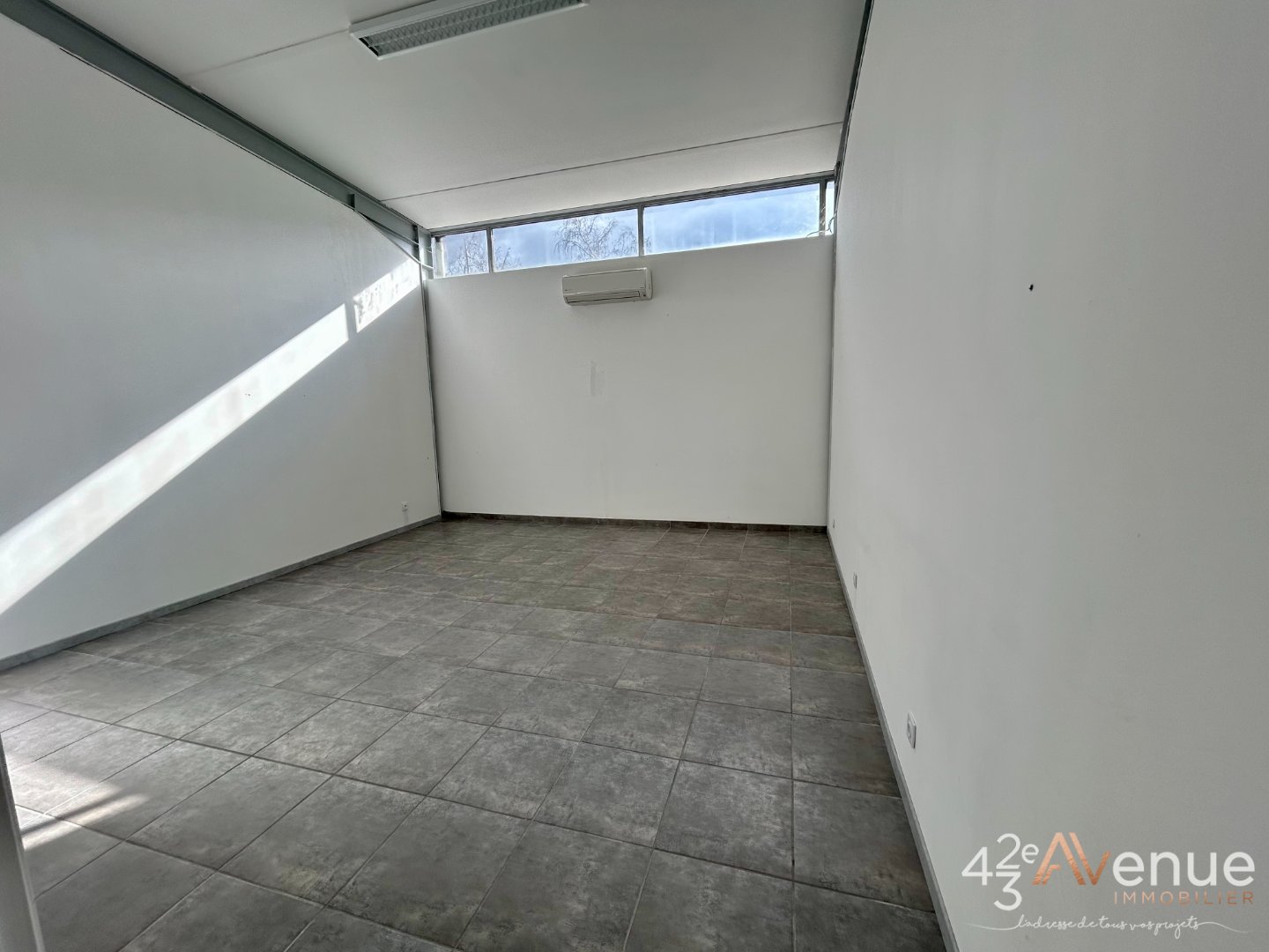 VENTE - Local - VILLARS (42390) - 305000 €