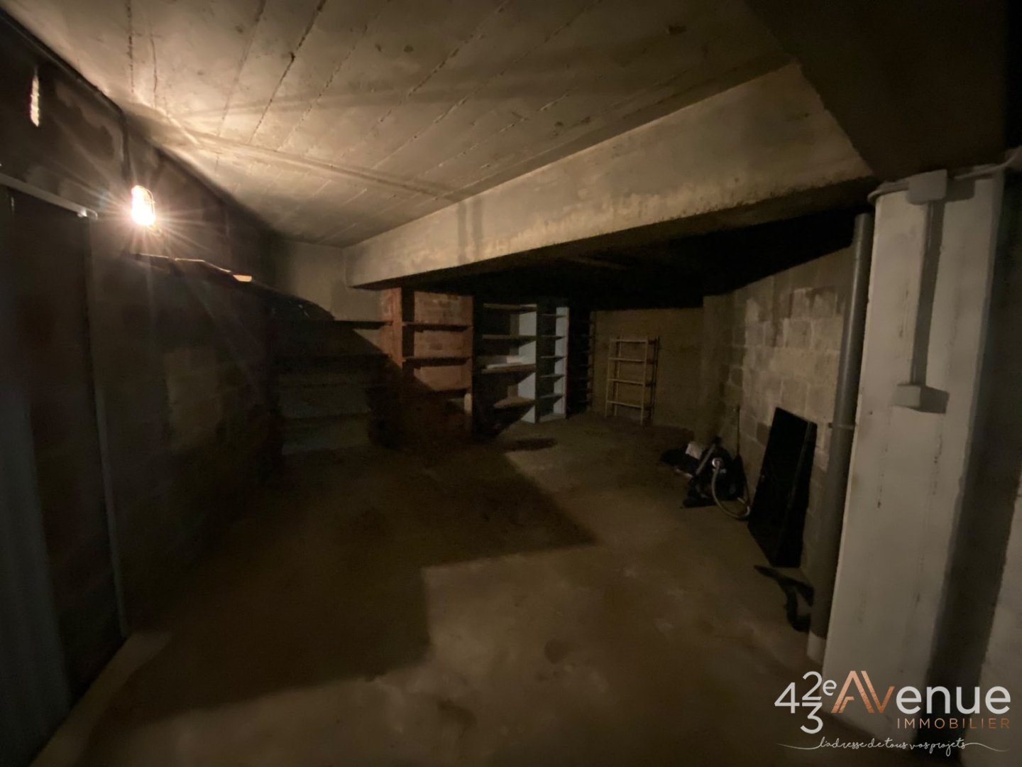 LOCATION - Parking/box - ST ETIENNE (42000) - 80 €