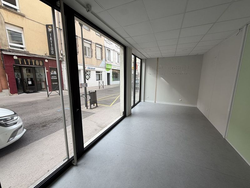 LOCATION - Local - FEURS (42110) - 890 €