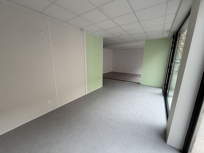 LOCATION - Local - FEURS (42110) - 890 €