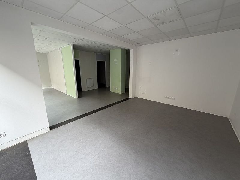 LOCATION - Local - FEURS (42110) - 890 €