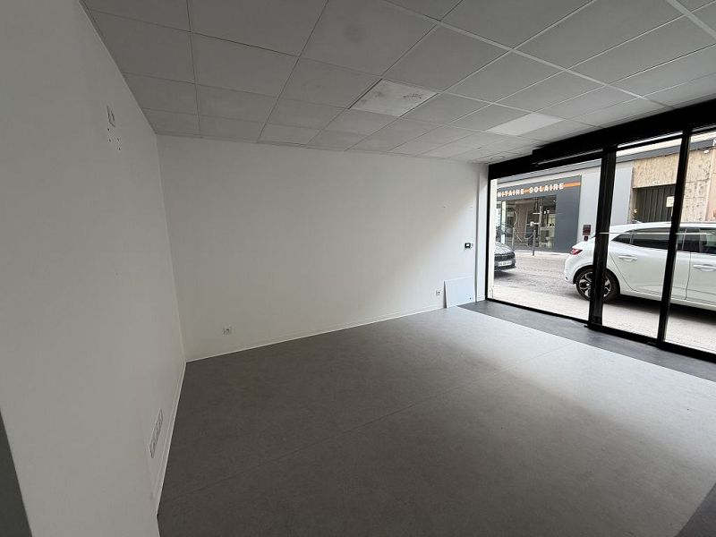 LOCATION - Local - FEURS (42110) - 890 €