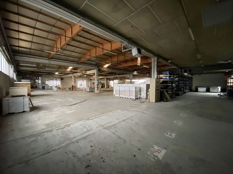 VENTE - Local - MONTBRISON (42600) - 2400000 €