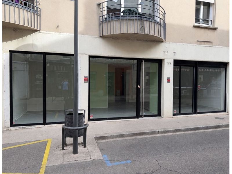 LOCATION - Local - FEURS (42110) - 890 €