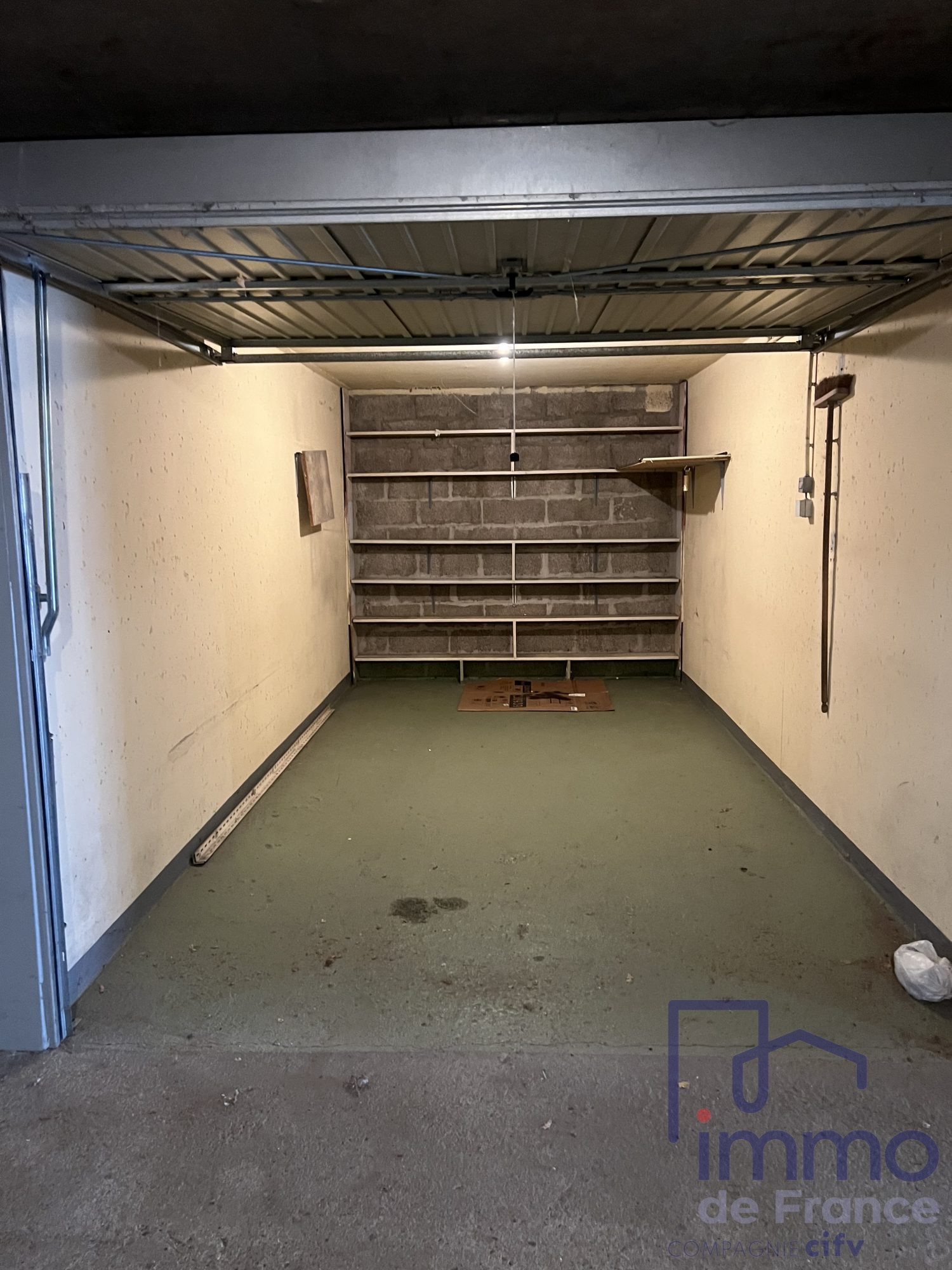VENTE - Parking/box - Saint-Étienne (42100) - 11000.00 €