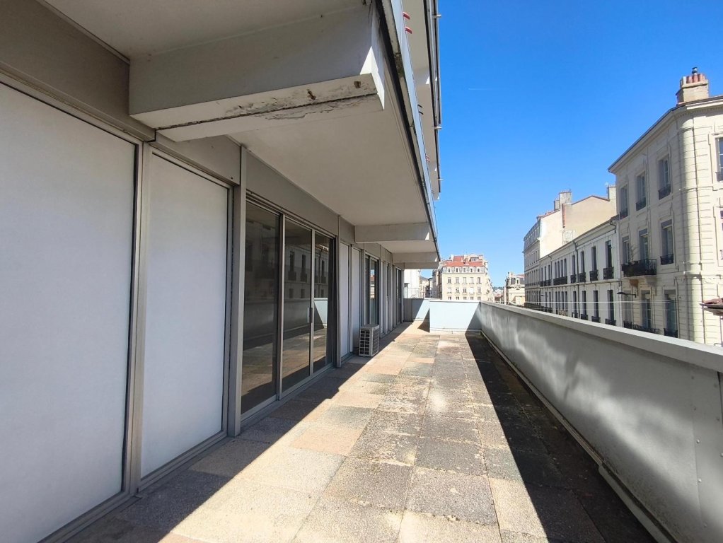 LOCATION - Local - ST ETIENNE (42000) - 560 €