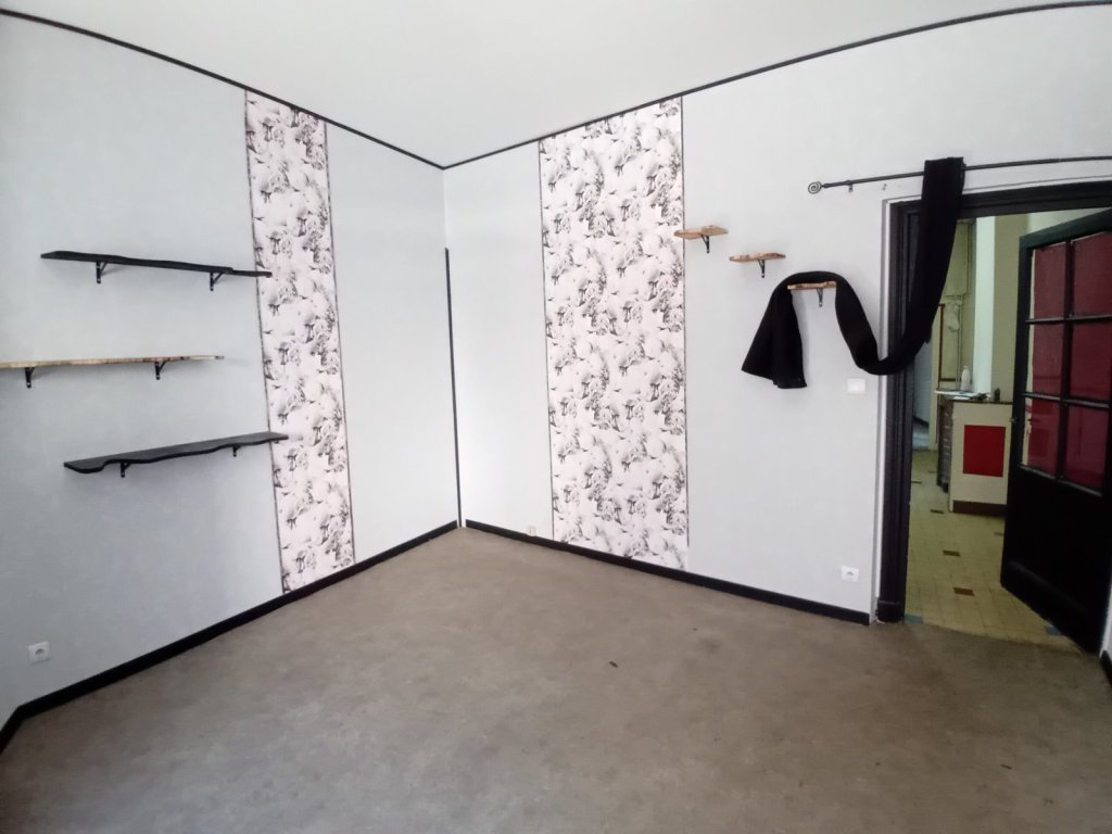 LOCATION - Local - CHAZELLES SUR LYON (42140) - 420 €