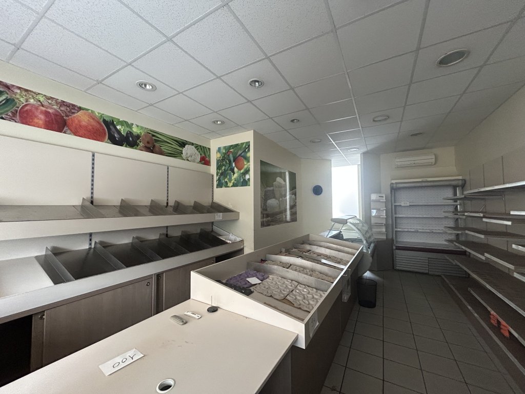LOCATION - Local - CHAZELLES SUR LYON (42140) - 650 €