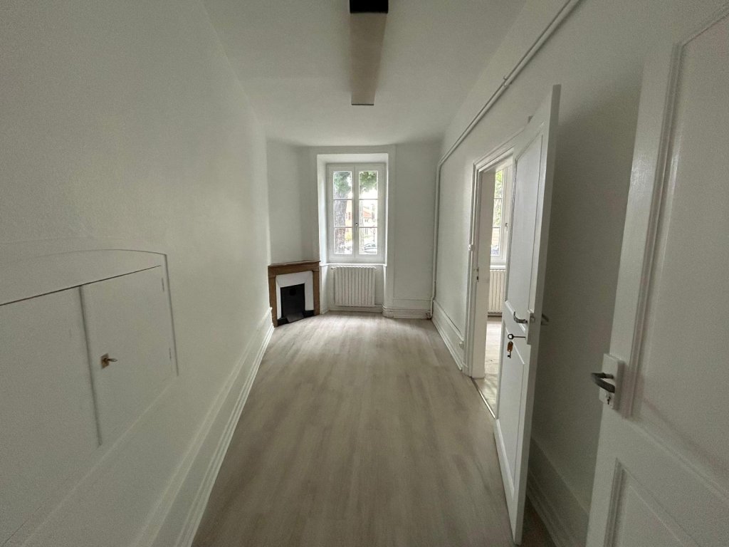 LOCATION - Local - MONTBRISON (42600) - 745 €