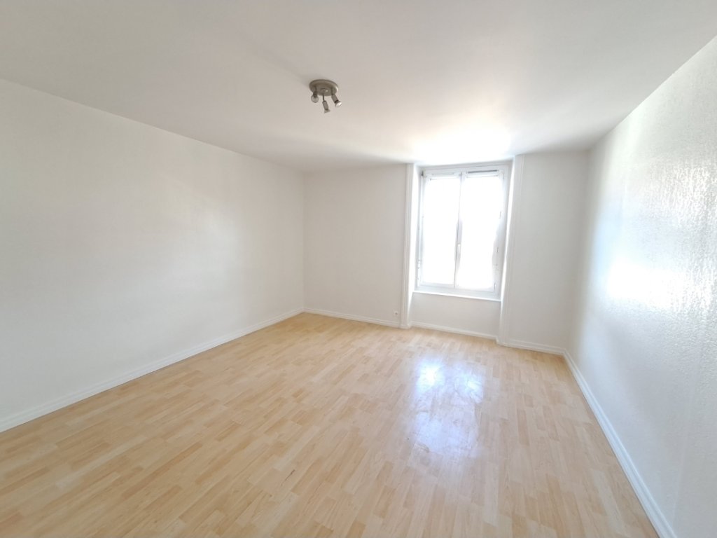 LOCATION - Appartement - CHAZELLES SUR LYON (42140) - 360 €