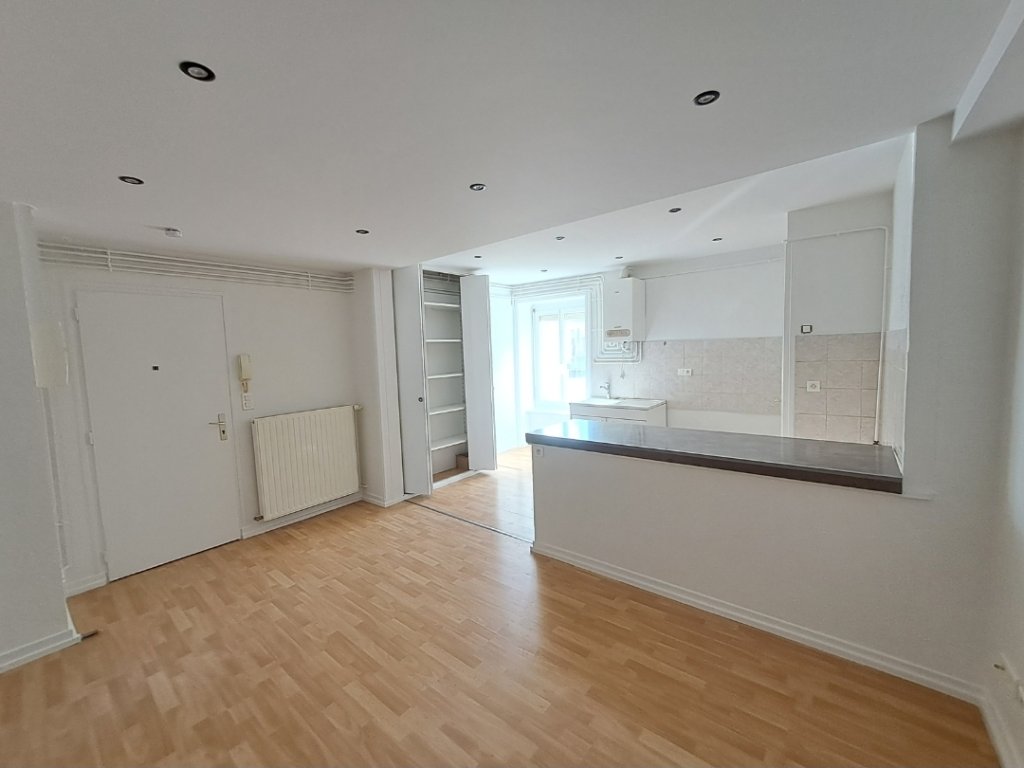 LOCATION - Appartement - CHAZELLES SUR LYON (42140) - 360 €