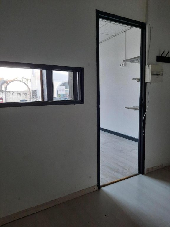 LOCATION - Local - FEURS (42110) - 350 €