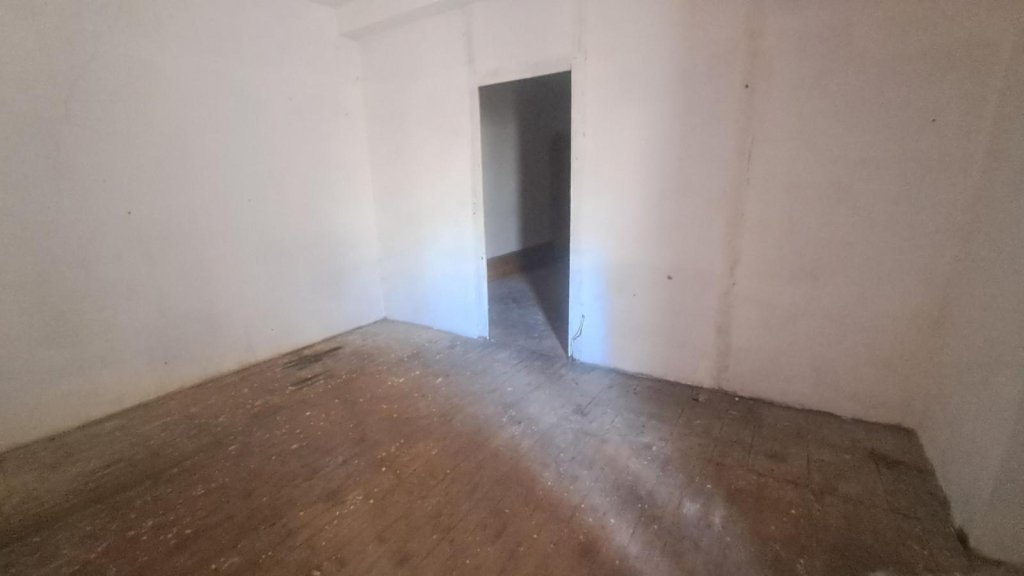 LOCATION - Boutique - CHAZELLES SUR LYON (42140) - 499 €