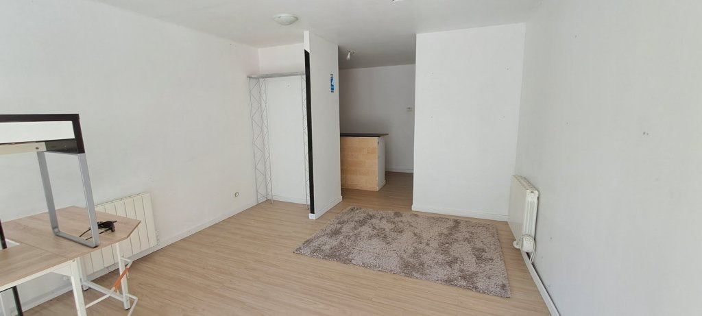 LOCATION - Local - CHAZELLES SUR LYON (42140) - 350 €